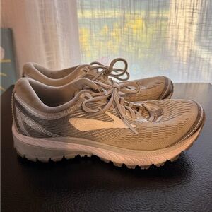 Brooks Women's Gray Athletic Shoes